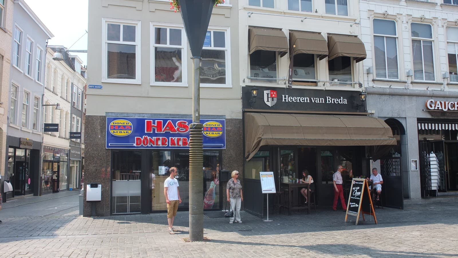 Horeca met terrassen aan de Grote Markt in Breda.