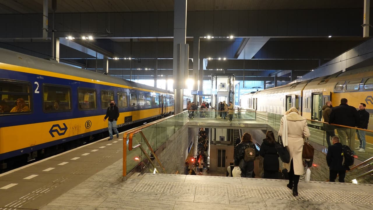 Een perron van station Breda met een trein van de NS.
